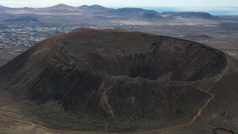 Vista-Aérea-Panorámica-Izquierda-Del-Volcán-Calderón-Hondo-En-Fuerteventura,-España