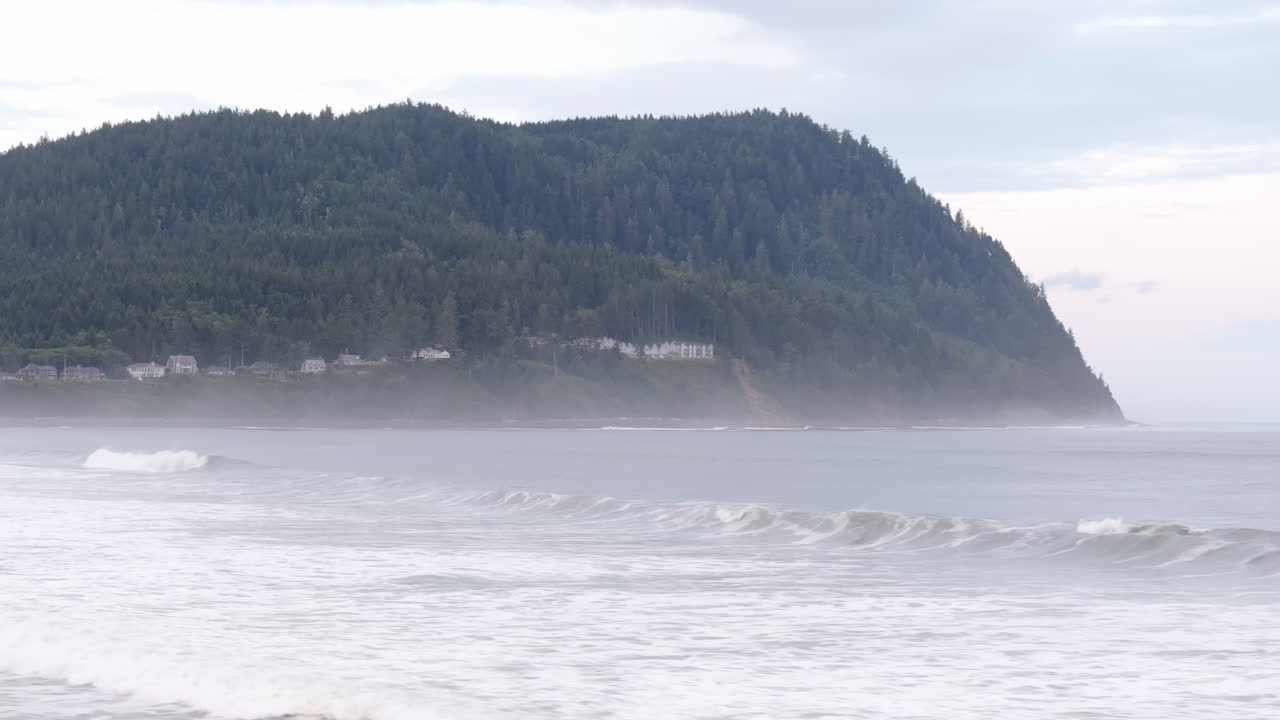 구름이 가득한 아침 에 오리건 해안 의 공중 풍경