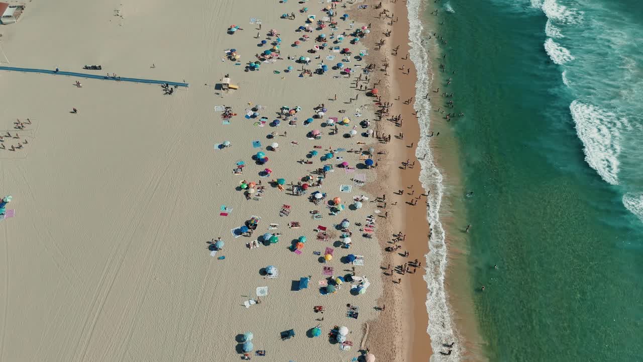 은 날 에 비는 해변 의 공중 풍경