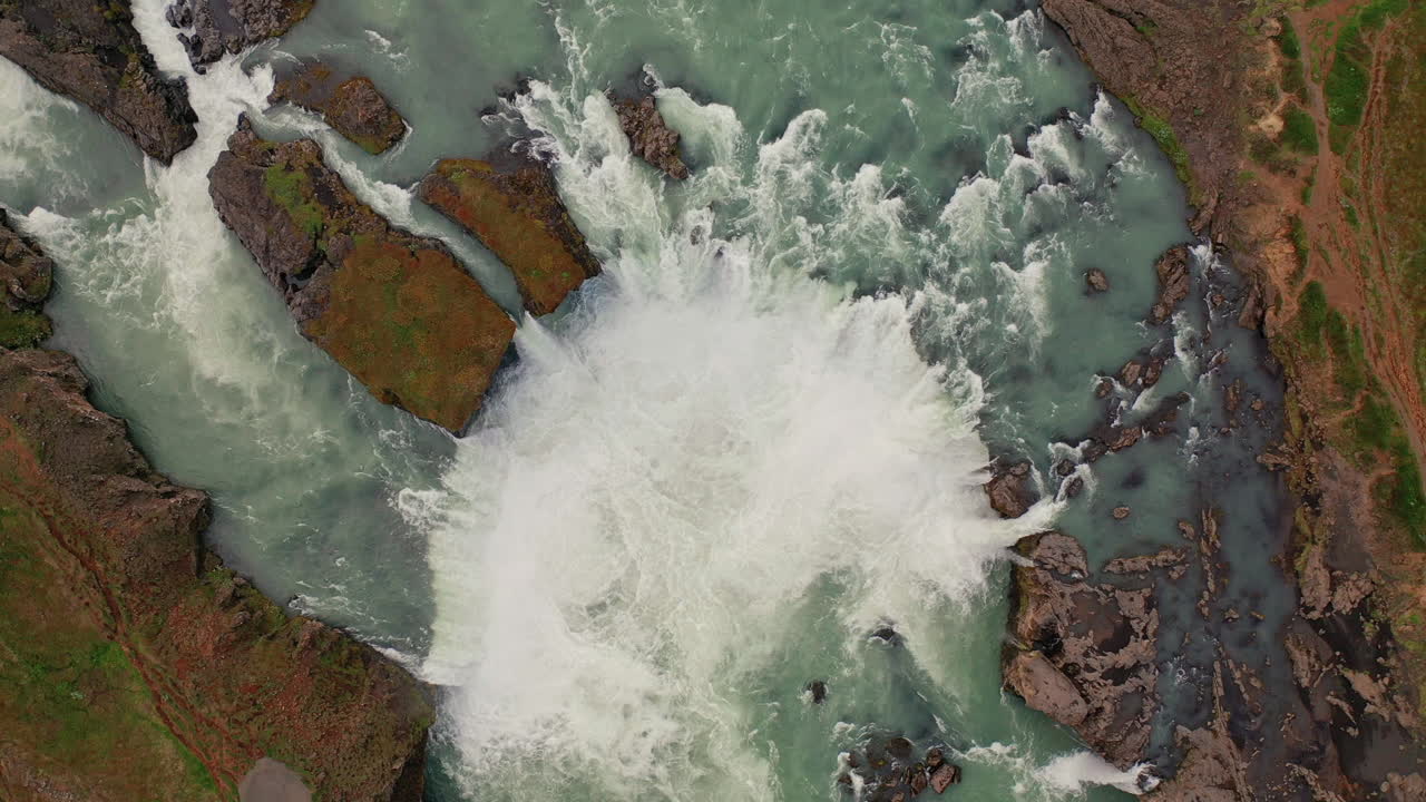 vista de pájaro sobre la increíble cascada de godafoss en el norte de islandia