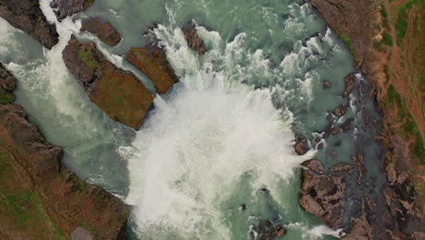 Vista-De-Pájaro-Sobre-La-Increíble-Cascada-De-Godafoss-En-El-Norte-De-Islandia