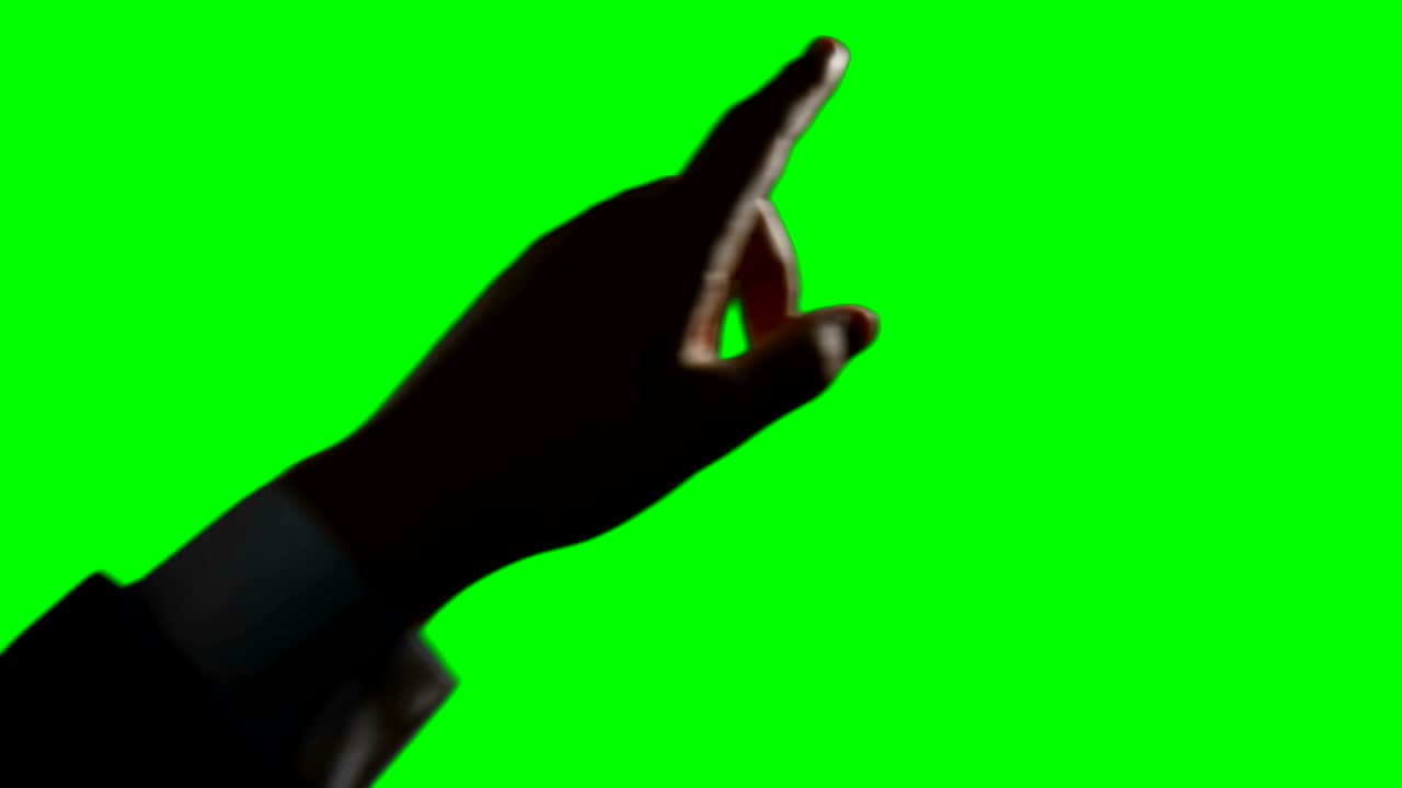 persona haciendo un gesto de la mano contra el fondo de la pantalla verde