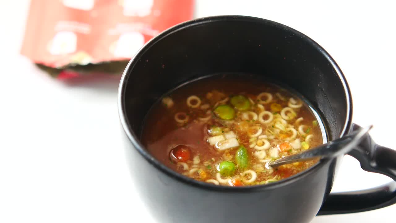 インスタントヌードルスープ