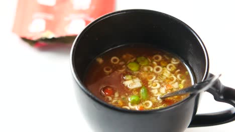 sopa de fideos instantáneos en una taza