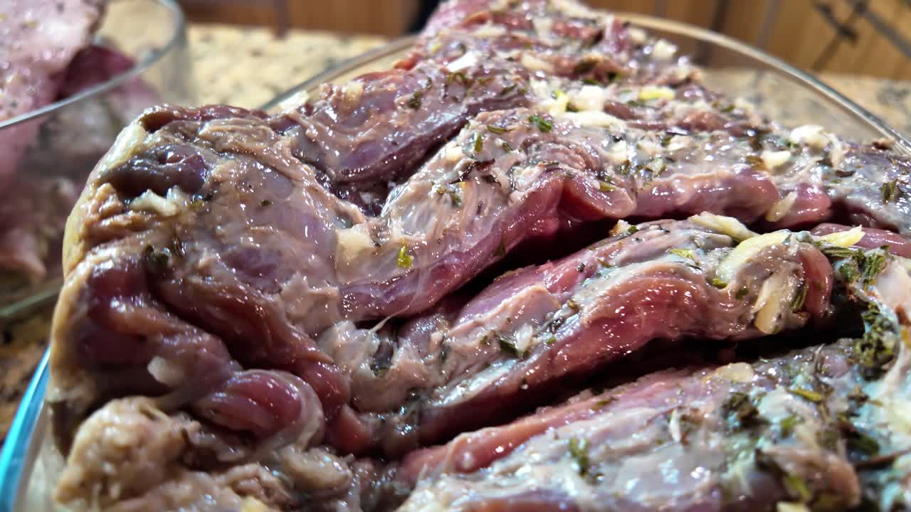 Primo piano estremo della texture di carne bovina cruda con marinatura all'aglio ed erbe aromatiche