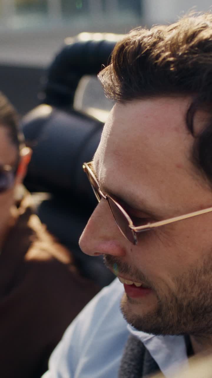 차에 타고 있는 커플