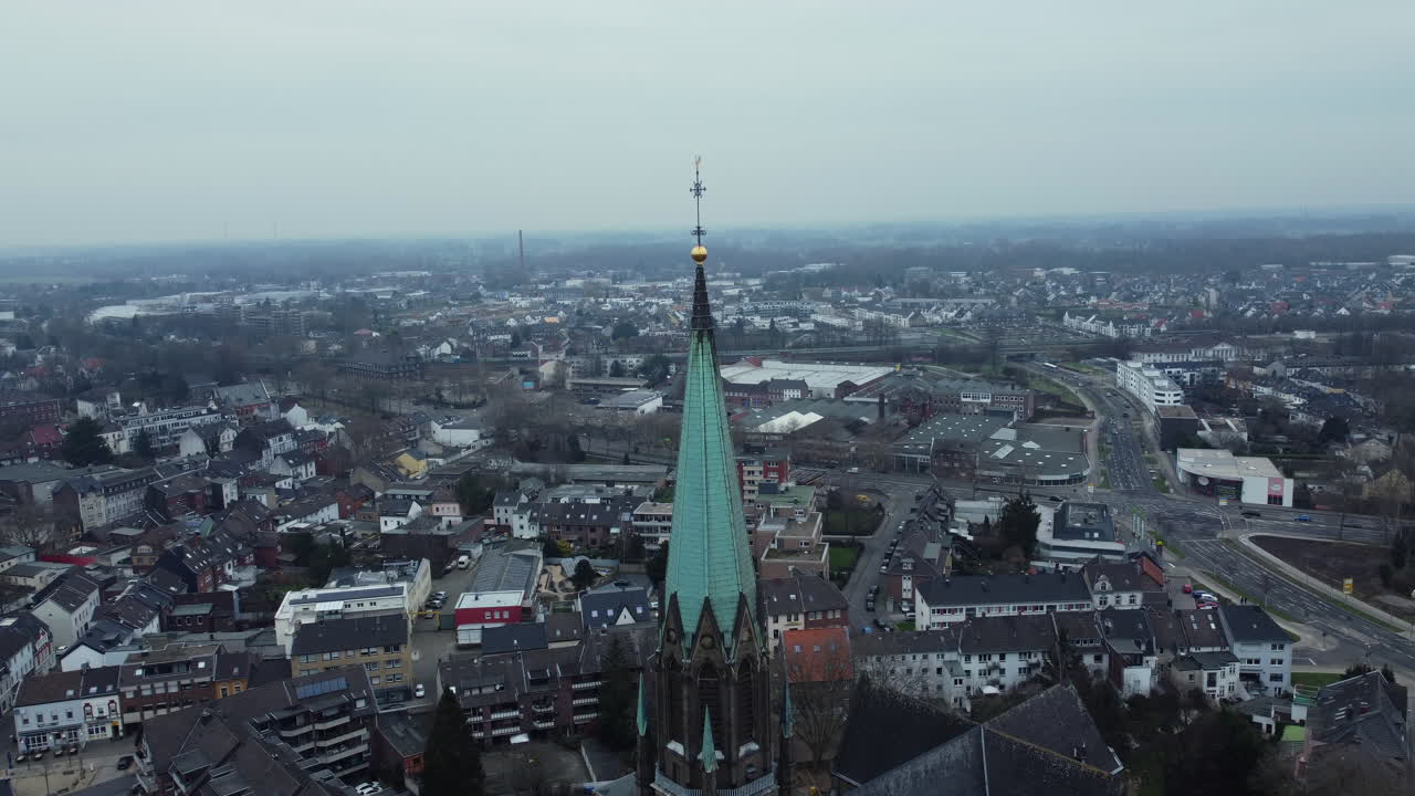 Luftfoto af tysk by med kirketårn