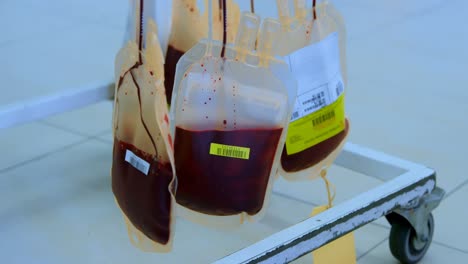 Bolsas-De-Sangre-Colgadas-En-Un-Colgador-De-Suero-4k