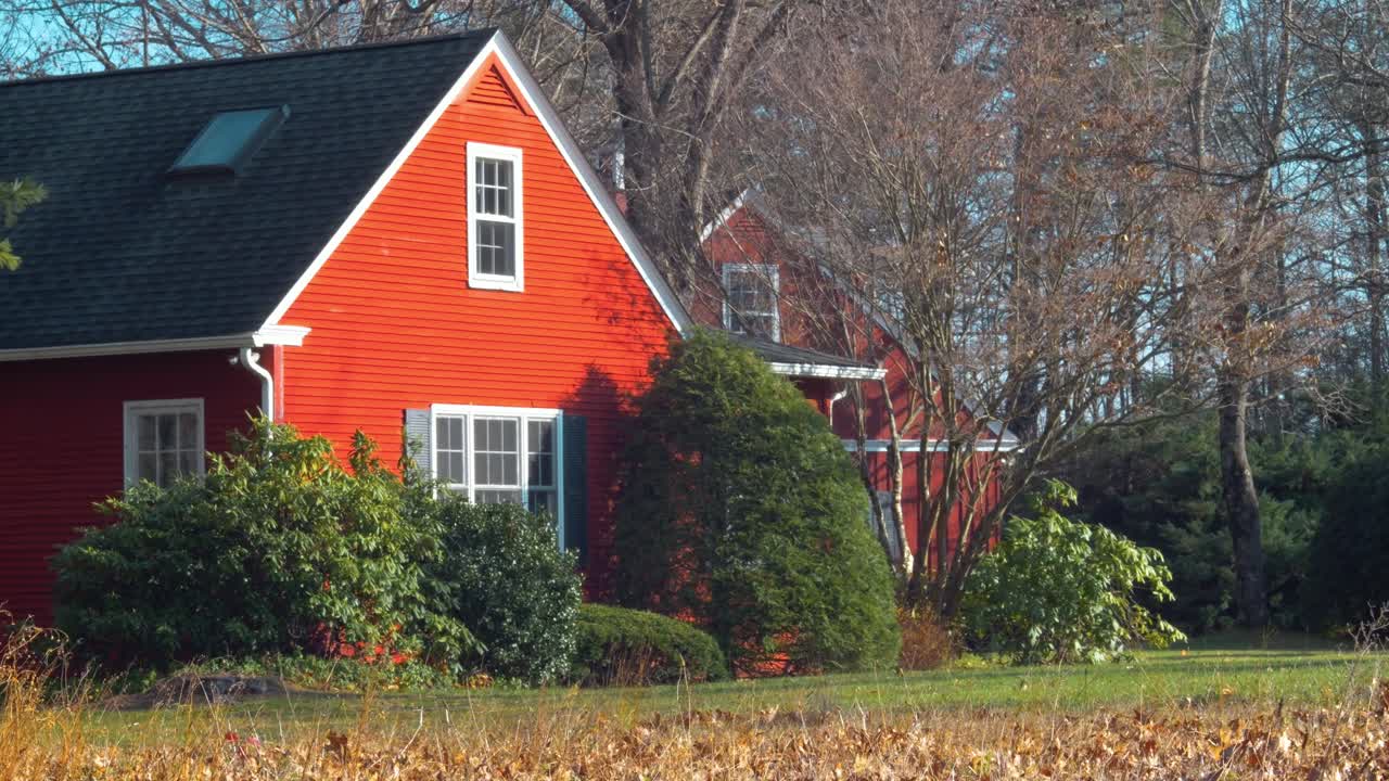Rødt hus eksteriør i Massachusetts i dagtimerne
