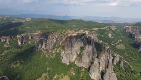 Vista-Aérea-De-Drones-De-Un-Vasto-Complejo-De-Pilares-De-Roca-Gigantes-Con-Monasterios-Construidos-En-La-Cima-De-Los-Acantilados-De-Arenisca-Hace-Siglos