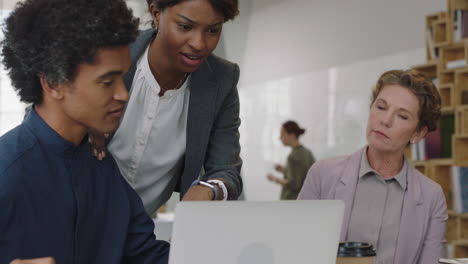 Gente-De-Negocios-Diversa-Lluvia-De-Ideas-Líder-De-Equipo-Afroamericano-Mujer-Discutiendo-Proyecto-De-Desarrollo-De-Empresa-Emergente-Compartir-Estrategia-De-Inversión-Gestión-De-Equipo-Corporativo-Usando-Computadora-Portátil