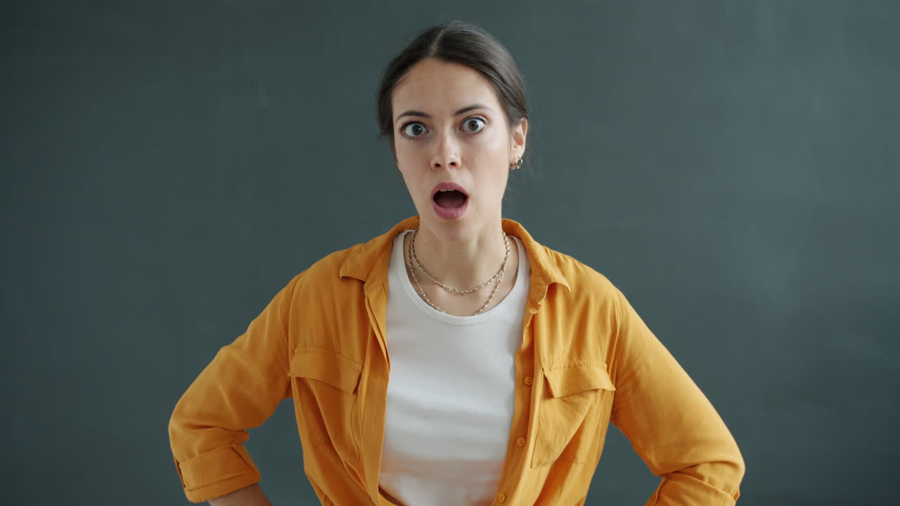 mujer expresando diferentes emociones