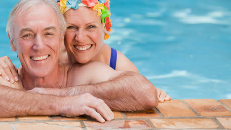 Retrato-De-Una-Sonriente-Pareja-De-Ancianos-Caucásicos-De-Vacaciones-En-La-Piscina