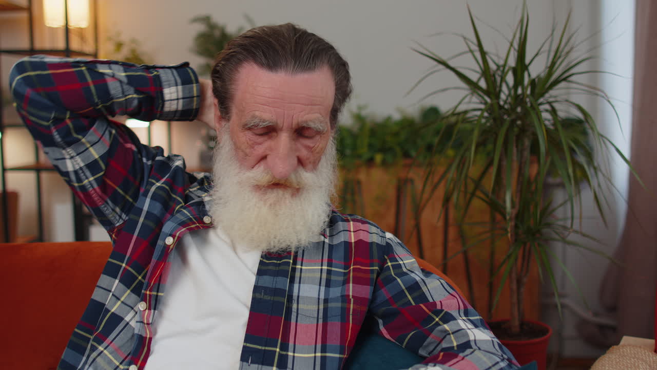 집에서 노인이 불공평한 상황으로 고통받고 있습니다. 문제, 해체, 우울, 기분이 나고, 소진.