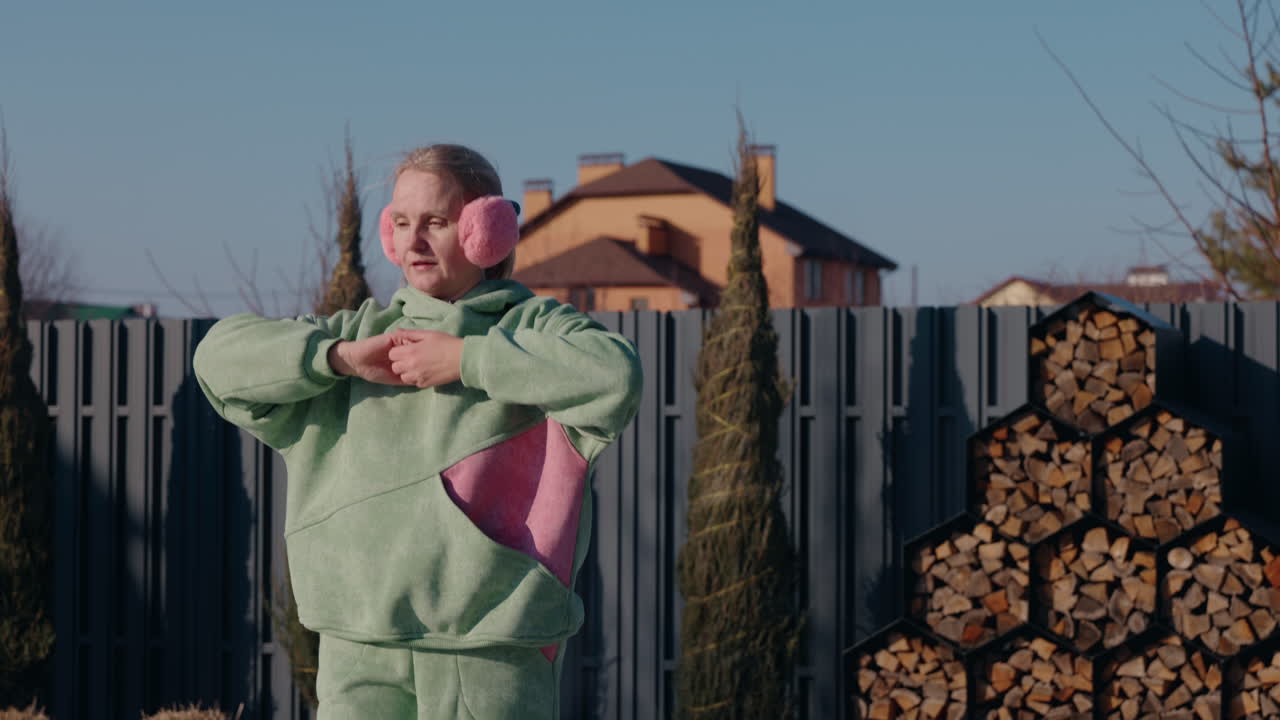 겨울 의복 을 입고 야외 에서 요가 를 하는 여자