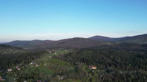 Mountains-during-a-summer-day-with-mountains-peaks,-forest,-lush-greenery-and-trees