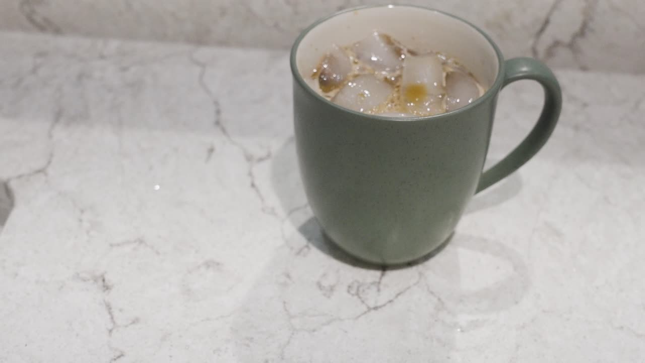 역운동, 얼어붙은 커피 컵에서 멀리 회전