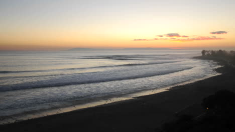 Breiter-Zeitraffer-Von-Surfern-Und-Wellen-Am-Ventura-Point-Bei-Sonnenuntergang-In-Ventura-Kalifornien