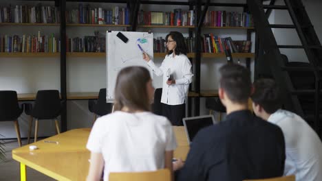 Estudiantes-Universitarios-Estudian-Juntos-Preparan-El-Proyecto-Toman-Notas,-El-Equipo-De-Jóvenes-Felices-Y-Diversos-Escribe-Un-Resumen-Del-Ensayo