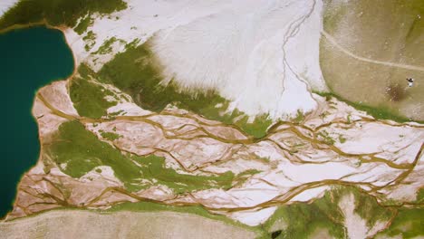 Landschaft-Des-Flusses,-Der-Auf-Tälern-Am-Arashan-See-In-Angren-Plateau,-Namangan,-Usbekistan,-Zentralasien-Fließt