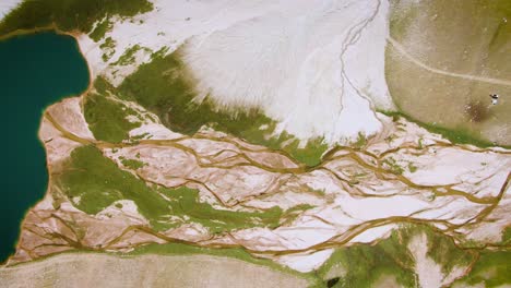 paisaje del río que fluye en los valles en el lago arashan en la meseta de angren, namangan, uzbekistán, asia central