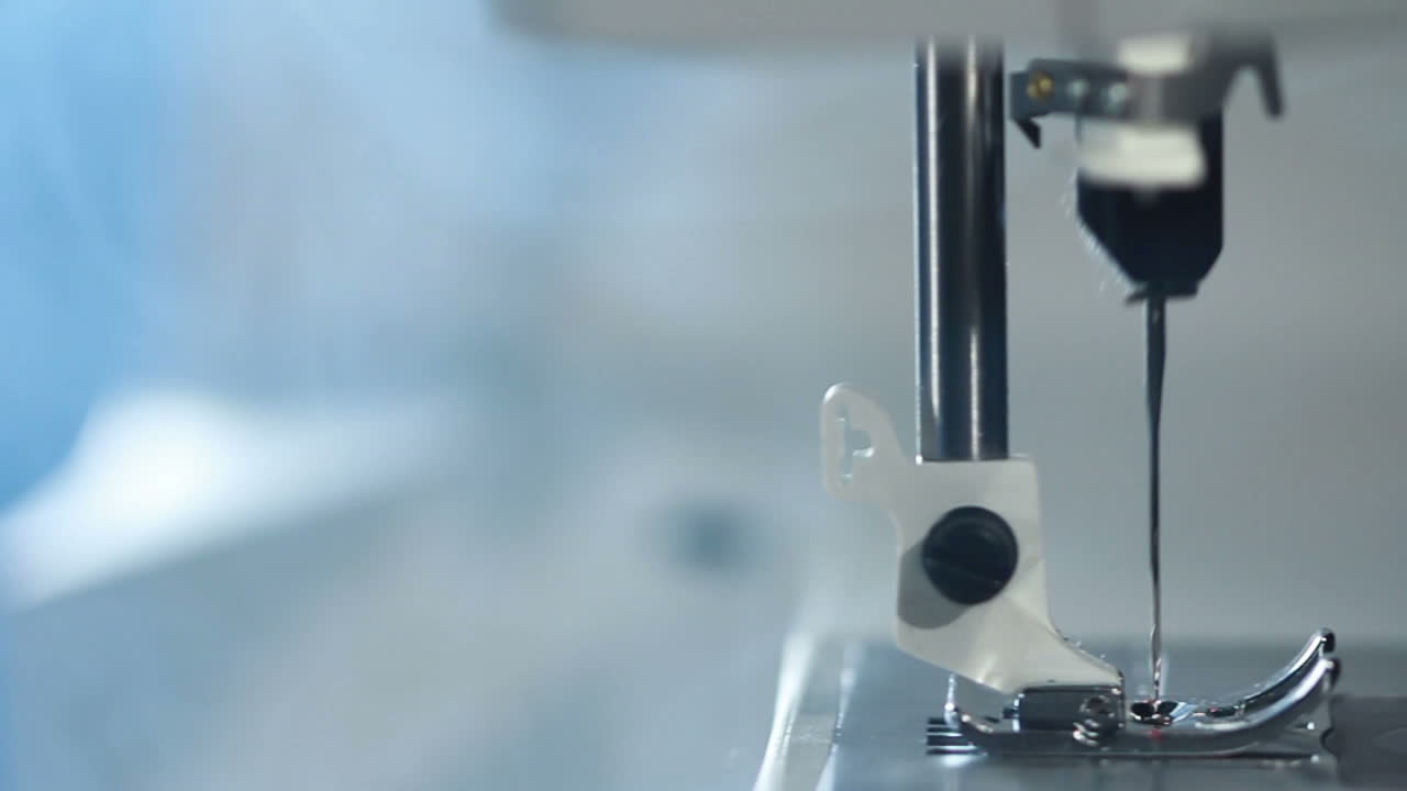 섬유 공장 의 제조 장비. 현대 의 바느질 기계. 클로즈업