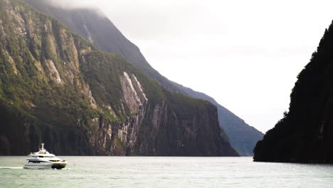 Barco-Turístico-Navegando-En-Milford-Sound-En-Un-Día-Tranquilo