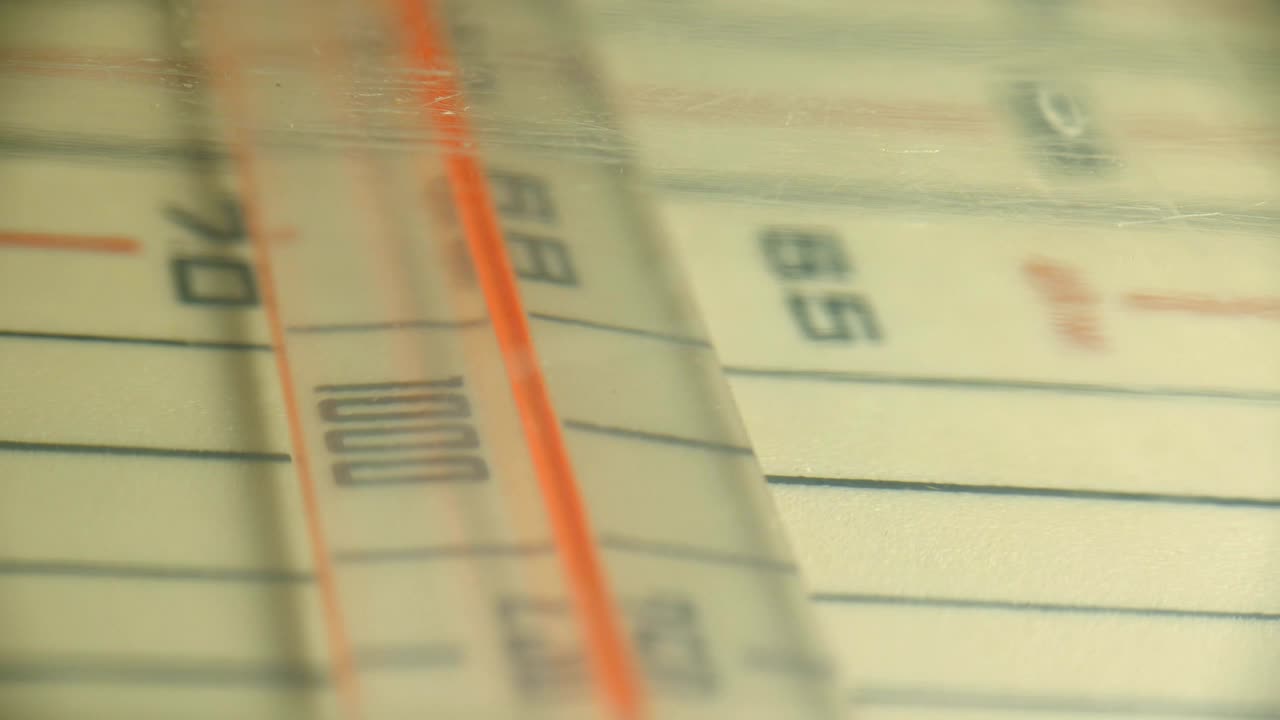 radio, la búsqueda de estaciones. el sonido de la vieja radio