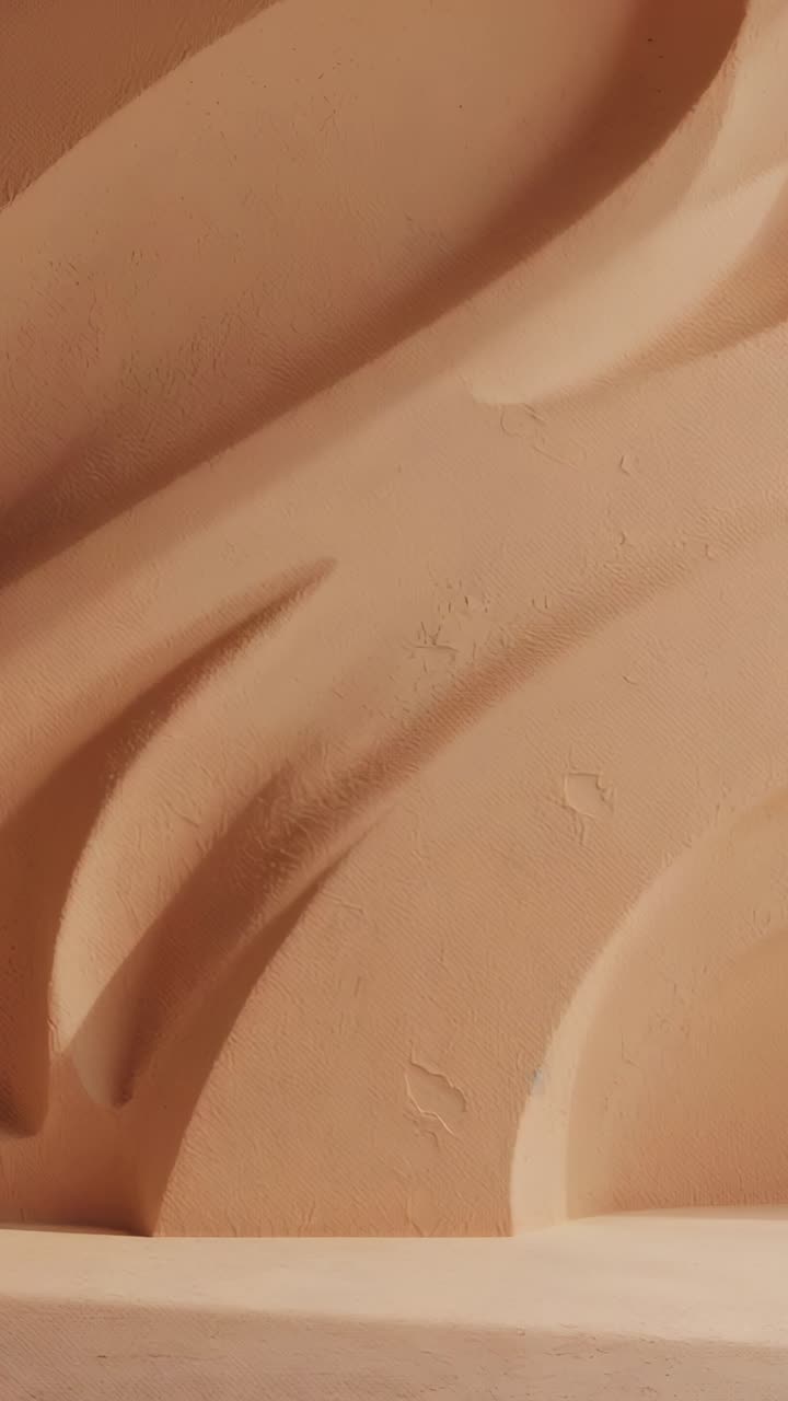 Video verticale: camera che effettua una panoramica rivelando una superficie marrone chiaro in primo piano con tre scanalature curve e una sporgenza