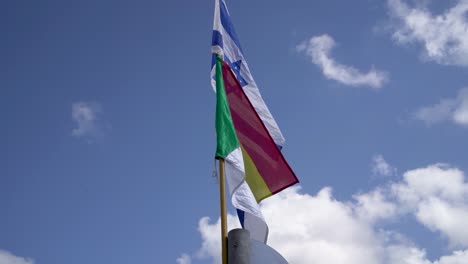 Banderas-Drusas-E-Israelíes,-Dos-Banderas-Ondeando-Sobre-Un-Hermoso-Fondo-De-Cielo