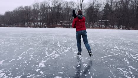 Oung-Hombre-Patinaje-Sobre-Hielo-En-El-Lago-Congelado-Invierno