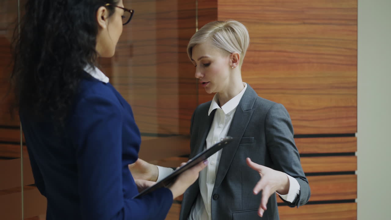 대화하는 사업가