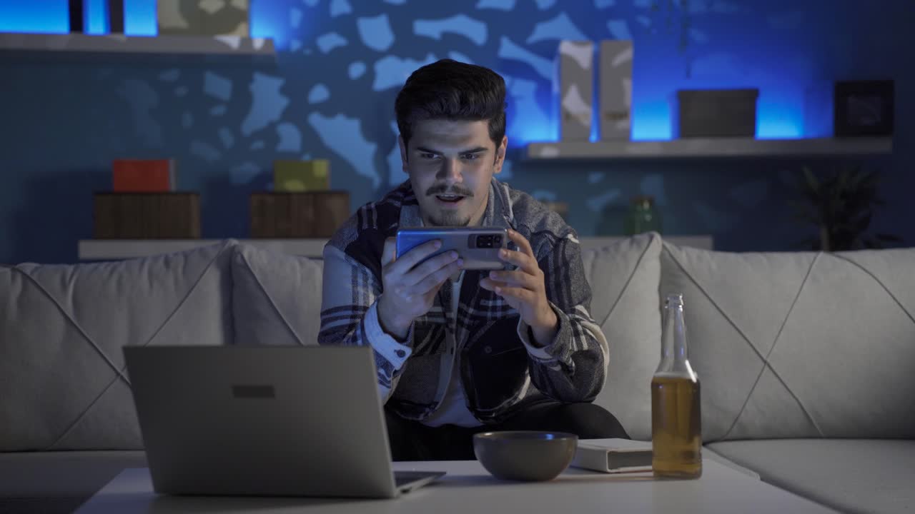 un joven viendo una película de terror.