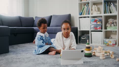 hermanas jugando con tabletas y juguetes