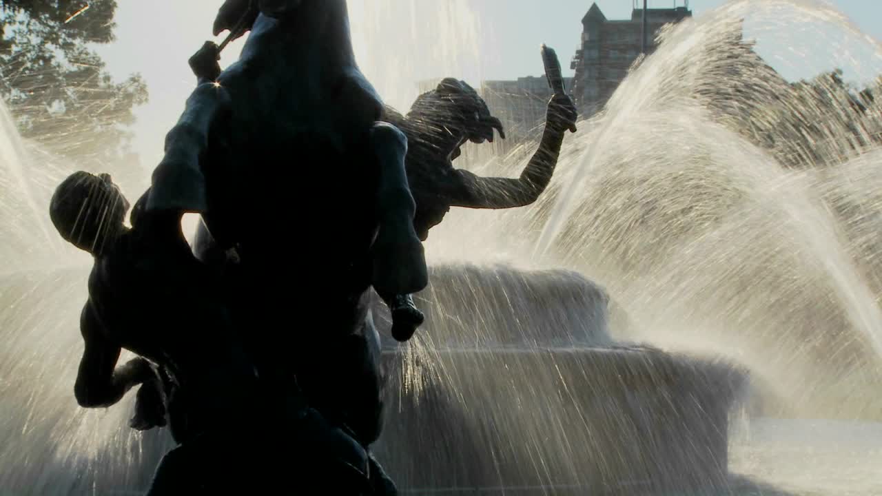 건물 배경 2와 캔자스 시티의 시내 분수