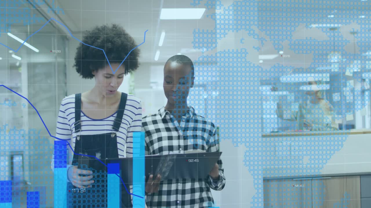 animación de datos de código financiero sobre diversas trabajadoras hablando en la oficina.