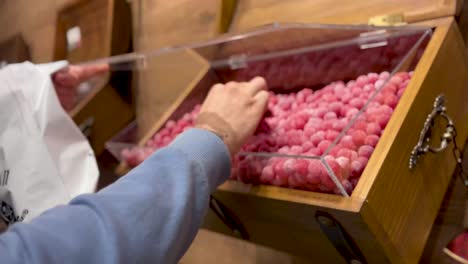 una mirada de cerca a una vibrante exhibición de dulces de colores en una tienda de pick-and-mix