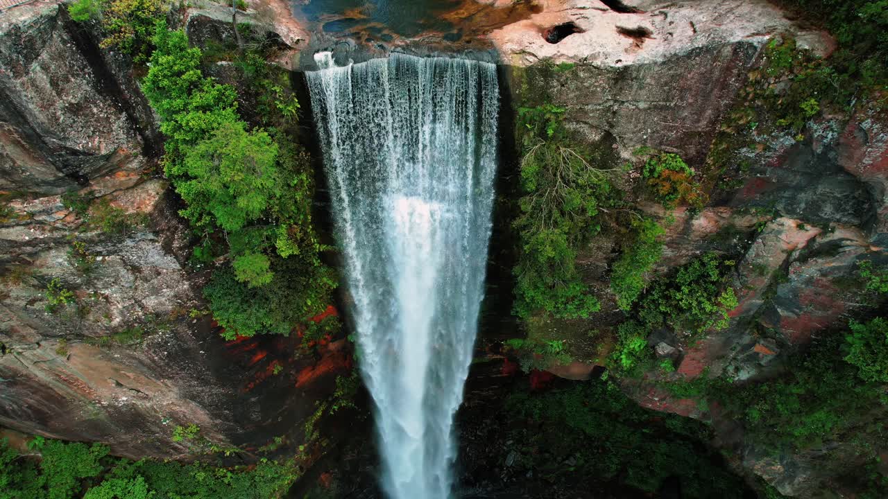 cataratas de belmore, australia, drones dando vueltas en cascada