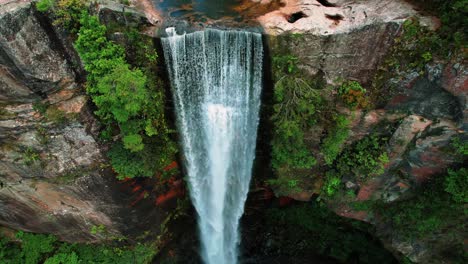 Cataratas-De-Belmore,-Australia,-Drone-Dando-Vueltas-En-Cascada-Cae