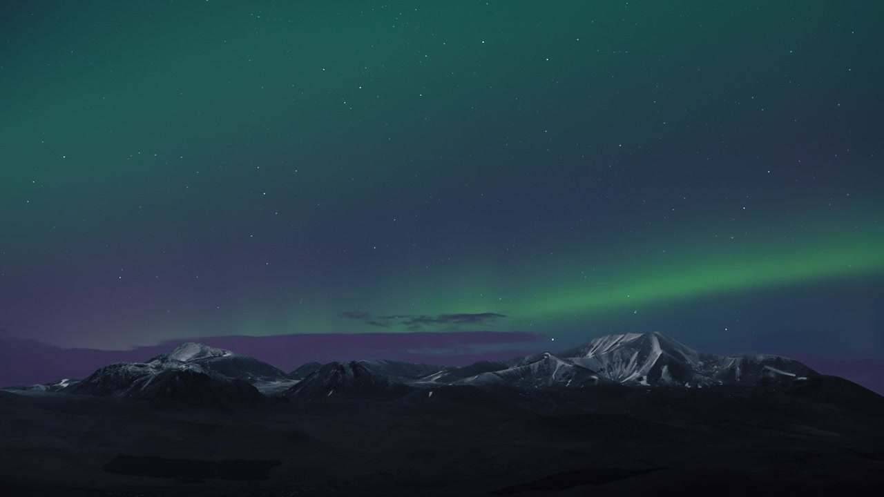 Aurora boreale sopra le montagne