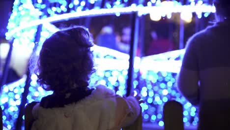 Toma-Panorámica-En-Cámara-Lenta-De-Un-Niño-Admirando-Las-Luces-Navideñas-En-Medina-Sidonia-Y-Mirando-Hacia-Arriba