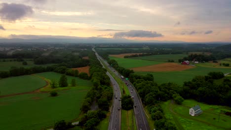 Dröhnen-über-Einer-Stark-Befahrenen-Autobahn-In-Maryland