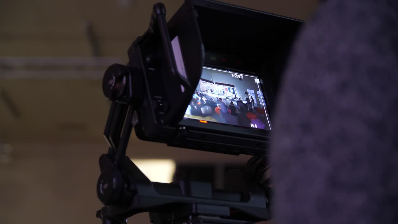 operador de cámara filmando