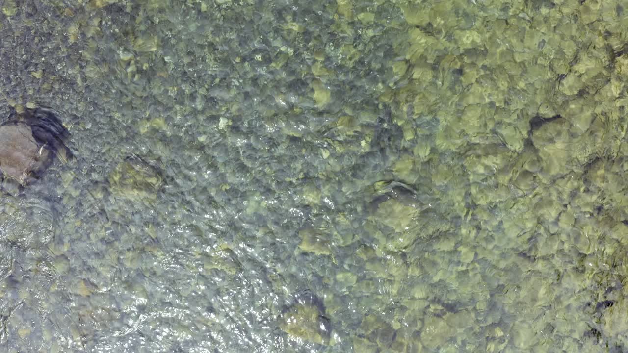 아름다운 청록색 맑은 강 위를 떠다니는 드론