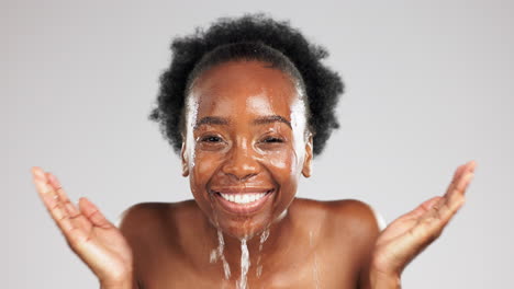 Gesicht,-Hautpflegelächeln-Und-Schwarze-Frau-Mit-Wasser