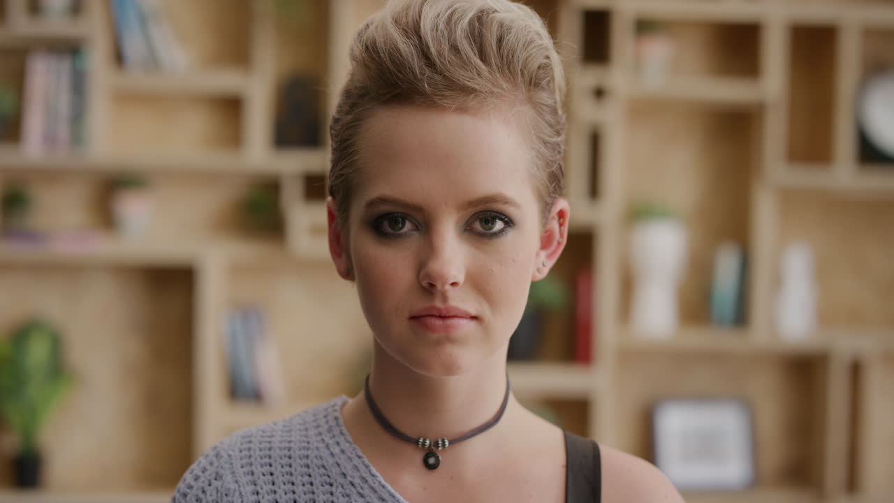 retrato de una mujer joven rubia de aspecto serio, pensativa, caucásica, vestida con moda moderna en interiores, con un fondo de belleza femenina linda.