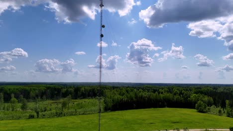 Skujene,-Lettland,-Europa---Türme-Inmitten-Der-üppigen-Grünen-Landschaft---Schwenk-Nach-Oben