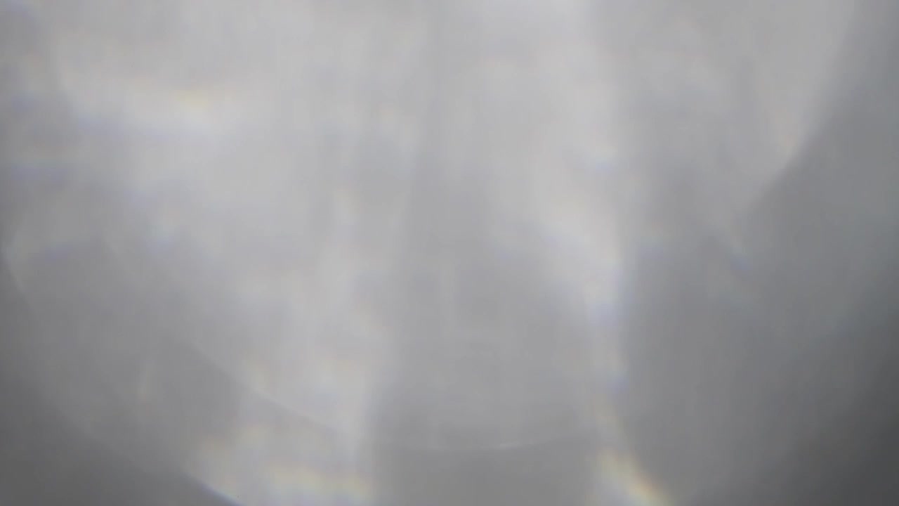 Sovrapposizione di fuga di luce a prisma bianco energico creata per tagli di movimento rapidi ed effetti visivi.