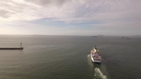 Barco-Saliendo-Del-Puerto-De-Ciudad-Del-Cabo