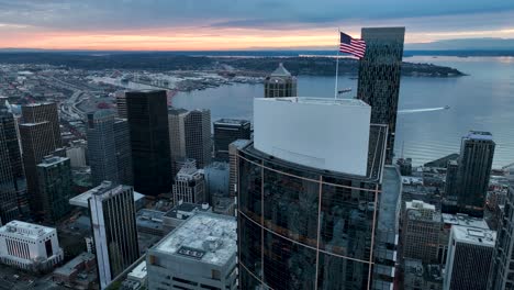 vista aérea de una bandera ondeando en lo alto de un rascacielos de seattle